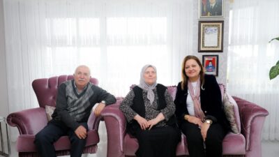 Afyonkarahisar Belediye Başkanı Burcu Köksal, şehit Murat Hasırcıoğlu’nun ailesini evlerinde