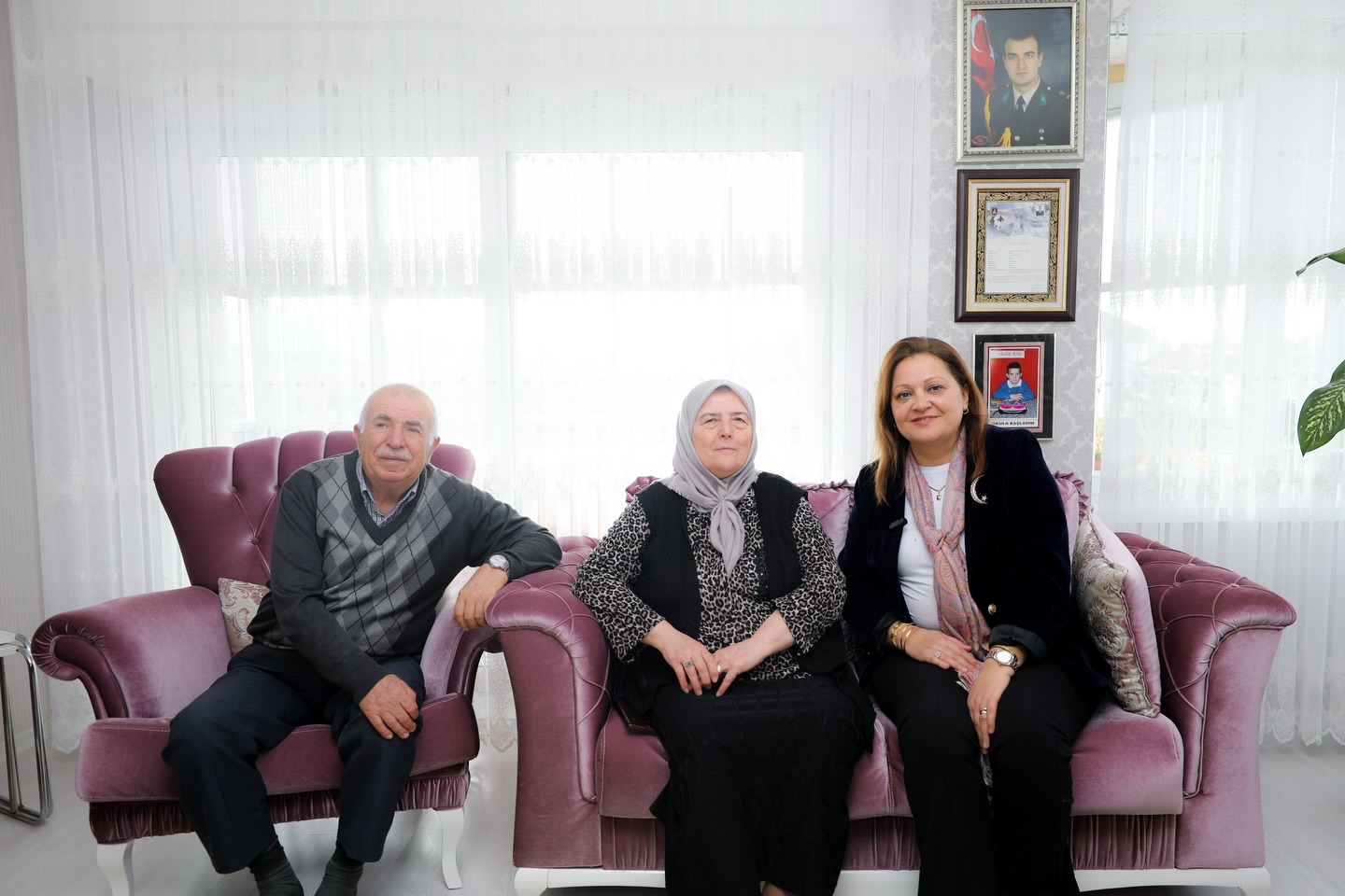 Afyonkarahisar Belediye Başkanı Burcu Köksal, şehit Murat Hasırcıoğlu’nun ailesini evlerinde