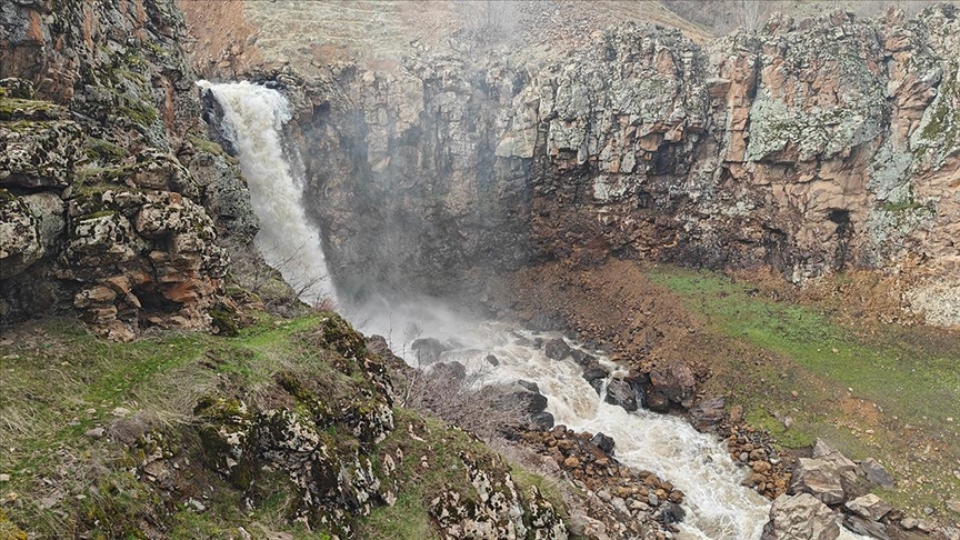 Muş'ta son günlerdeki yağışların etkisi ve karların erimesiyle şelaleler daha
