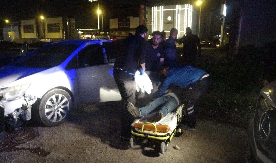 Antalya'da sürücüsünün direksiyon başında geçirdiği kriz nedeniyle kontrolden çıkan otomobil