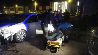 Antalya'da sürücüsünün direksiyon başında geçirdiği kriz nedeniyle kontrolden çıkan otomobil