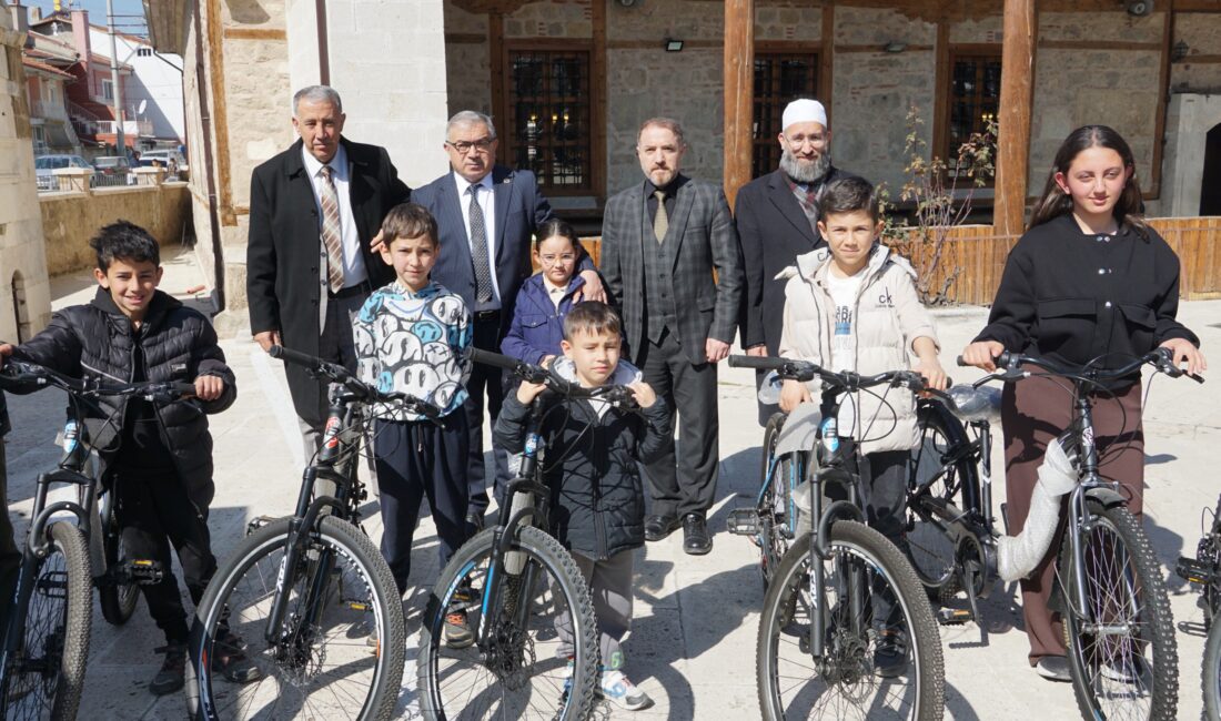 Şuhut Belediyesi öncülüğünde Ramazan ayında hayata geçirilen “Teravihte Buluşalım, Hediyelerle