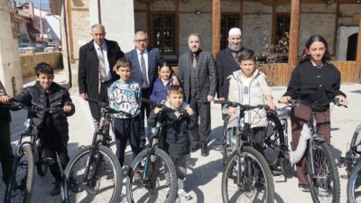 Şuhut Belediyesi öncülüğünde Ramazan ayında hayata geçirilen “Teravihte Buluşalım, Hediyelerle