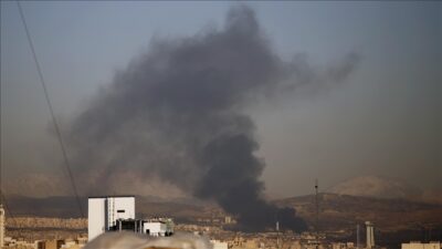 İran’ın başkenti Tahran’da hava savunma sistemlerinin faaliyete geçtiği ve patlama
