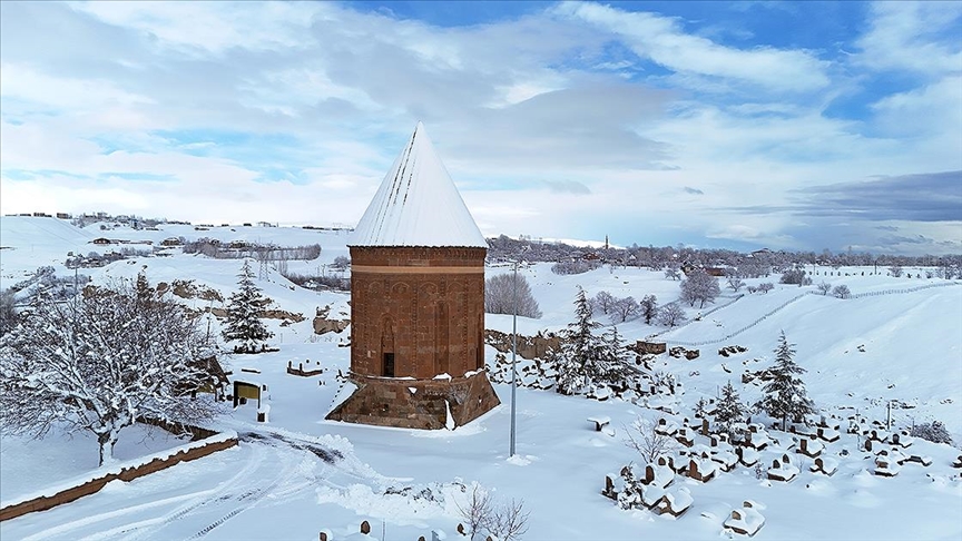 Bitlis'te etkili olan kar yağışının ardından Ahlat ilçesindeki tarihi yapılar