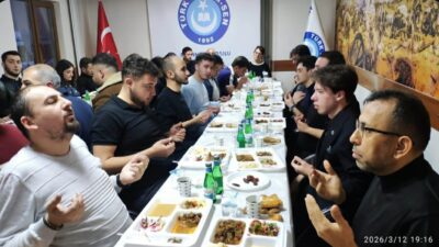 Türk Eğitim-Sen Afyonkarahisar Şubesi’nde düzenlenen iftar programında sendika yöneticileri, Ülkü