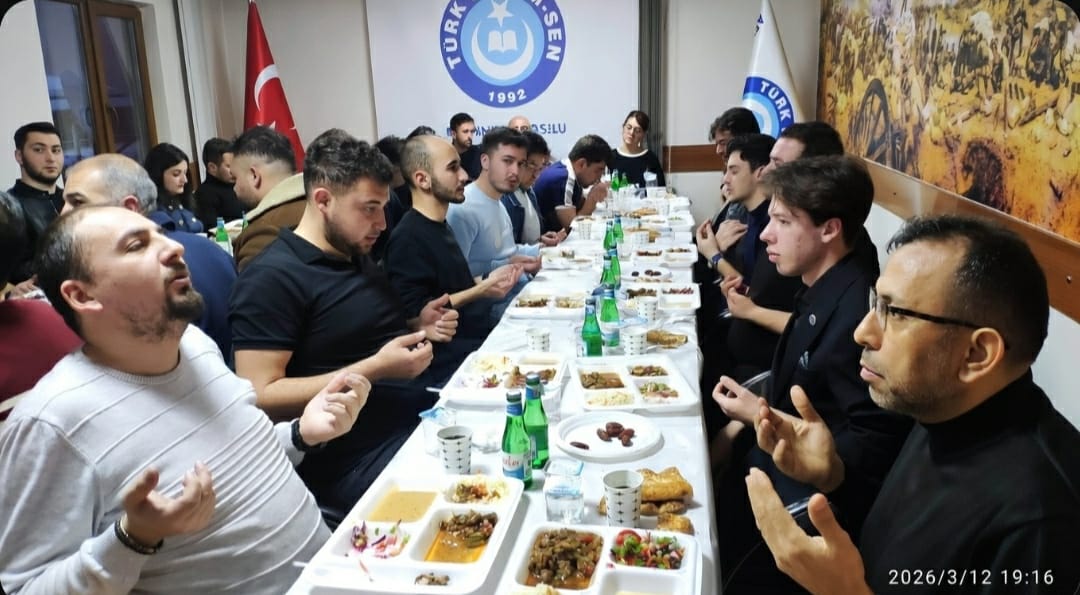 Türk Eğitim-Sen Afyonkarahisar Şubesi’nde düzenlenen iftar programında sendika yöneticileri, Ülkü