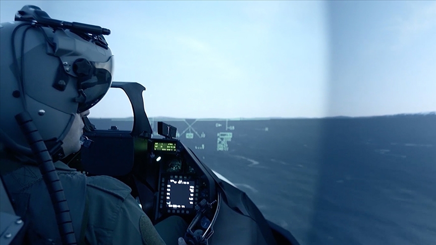 Yüksek teknolojiye sahip savaş uçaklarını kumanda eden "gök vatanın" muhafızları,