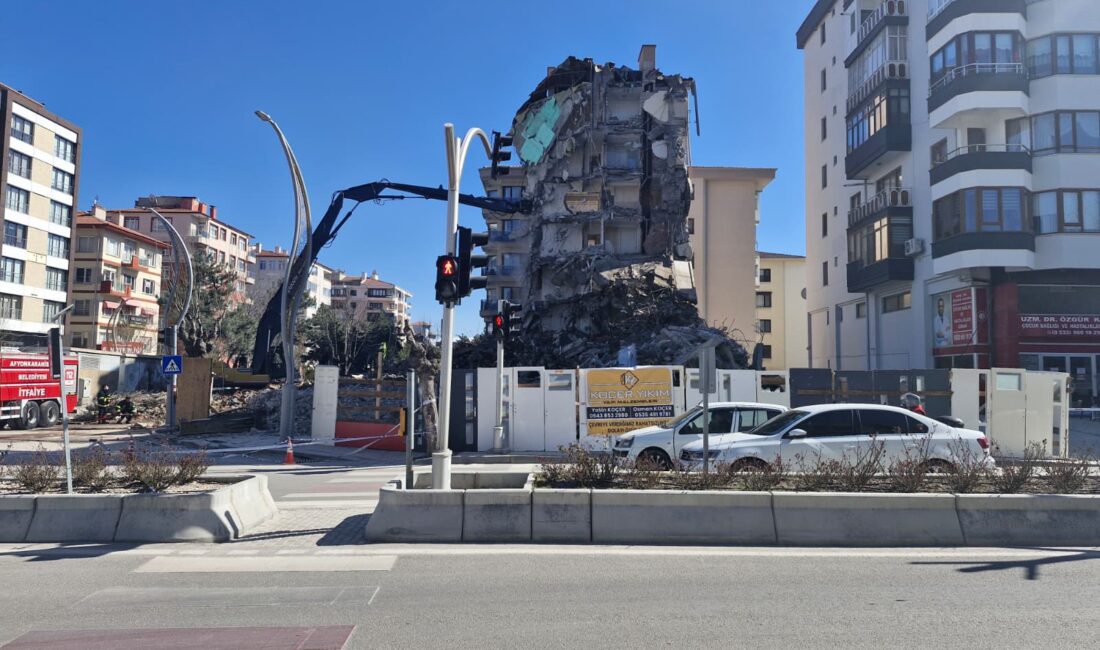 Afyonkarahisar’da bina yıkım çalışmalarında yeni bir teknoloji kullanılmaya başlandı. Daha