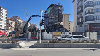 Afyonkarahisar’da bina yıkım çalışmalarında yeni bir teknoloji kullanılmaya başlandı. Daha