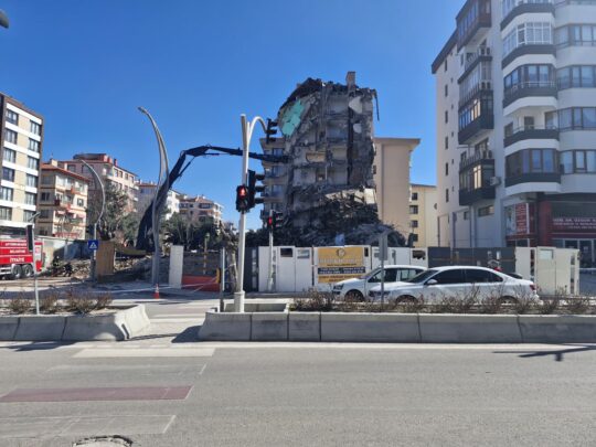 Afyonkarahisar’da bina yıkım çalışmalarında yeni bir teknoloji kullanılmaya başlandı. Daha