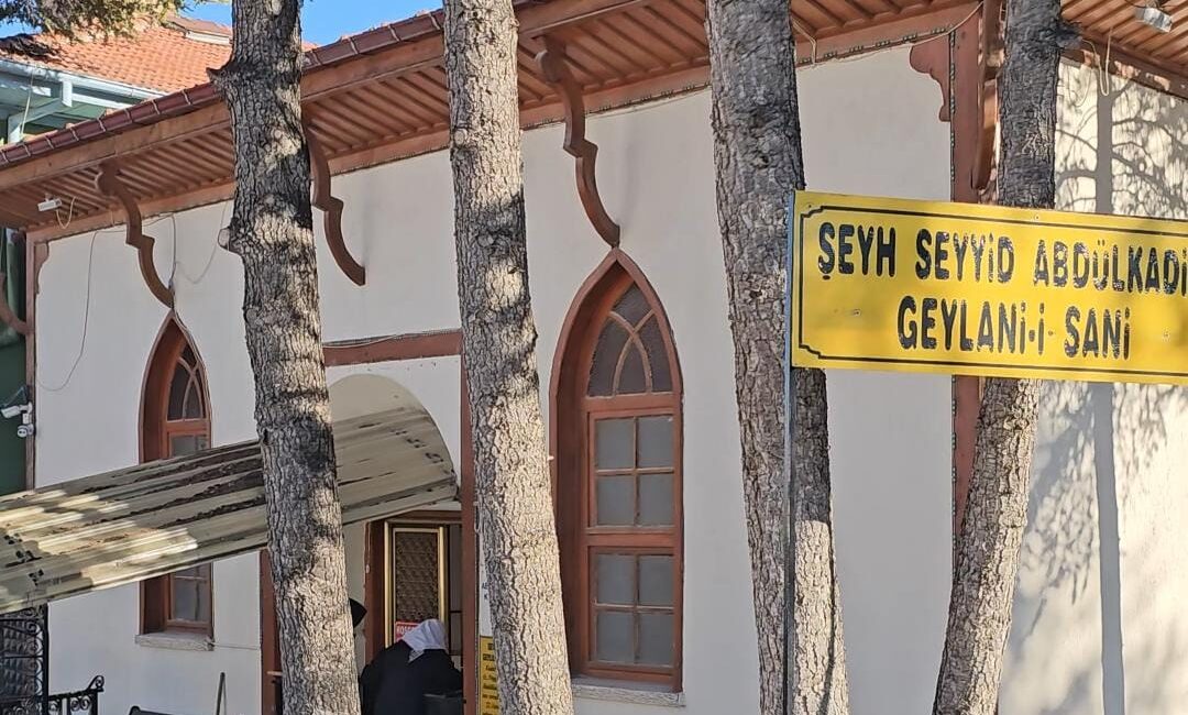 Afyonkarahisar’ın Bolvadin ilçesinde bulunan Abdülkadir Geylani Türbesi, şehrin önemli manevi