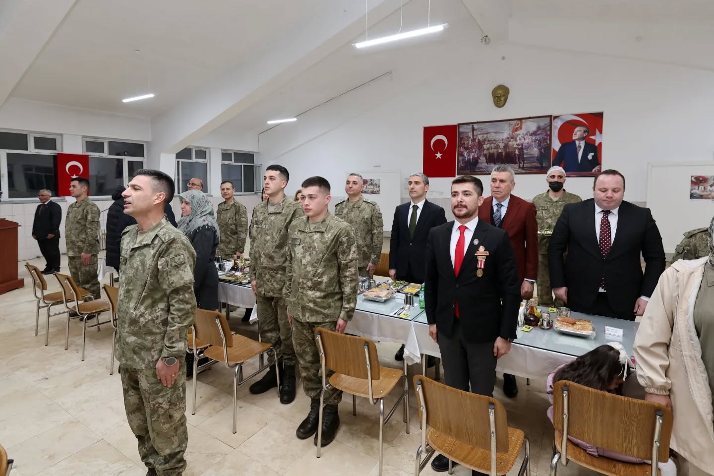 Mehmetçiklerimizle iftarda buluşan Afyonkarahisar Valisi Dr. Naci Aktaş, “Mehmetçiğin olduğu