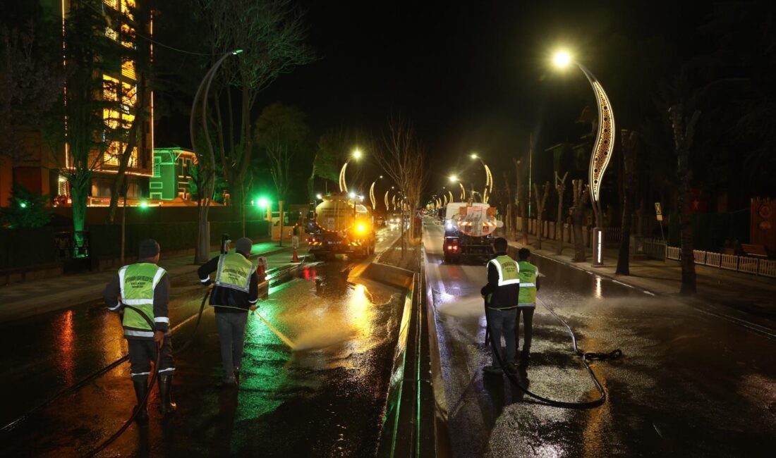 Afyonkarahisar Belediyesi Temizlik İşleri Müdürlüğü ekipleri, yaklaşan Ramazan Bayramı öncesinde