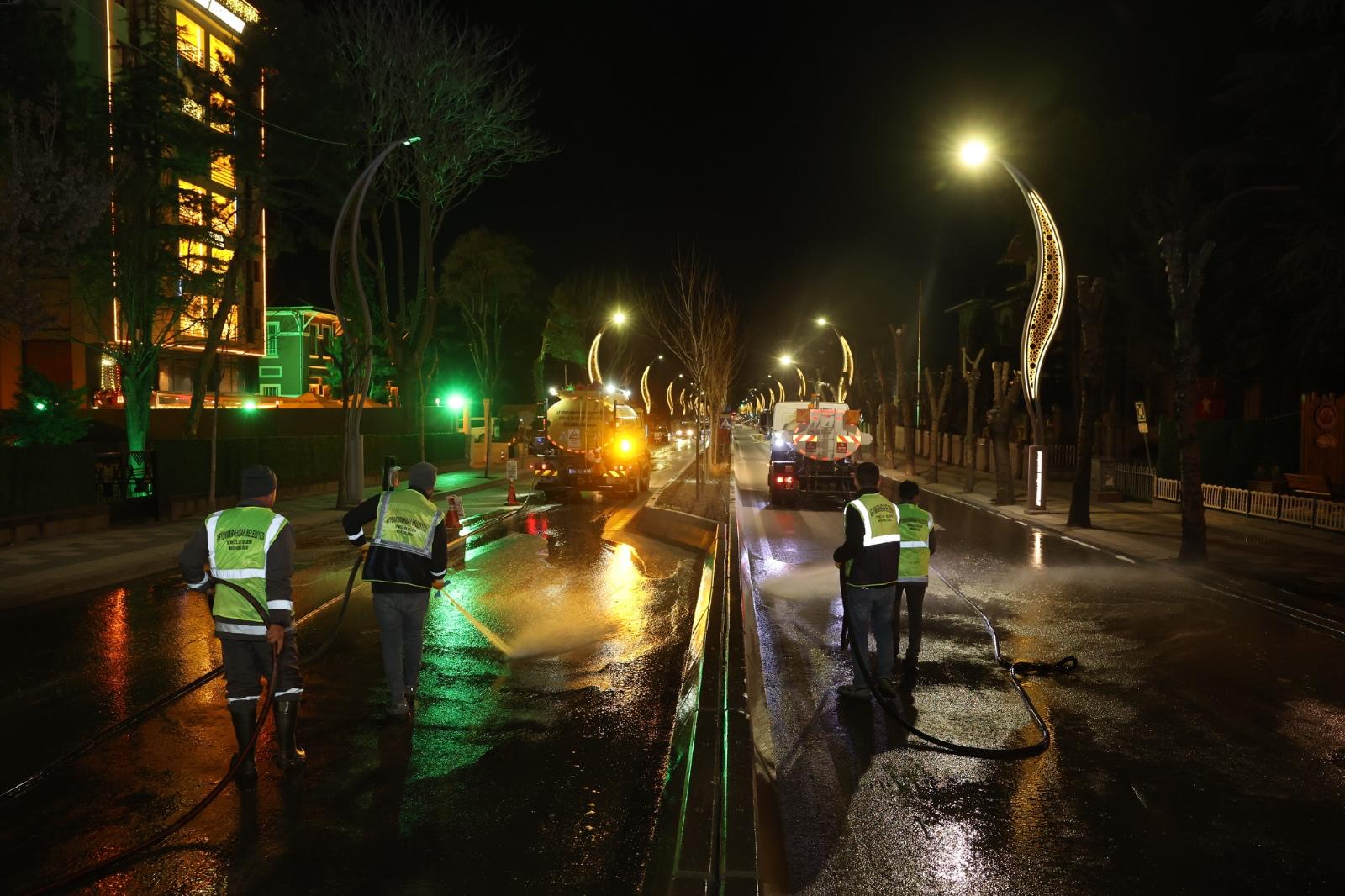 Afyonkarahisar Belediyesi Temizlik İşleri Müdürlüğü ekipleri, yaklaşan Ramazan Bayramı öncesinde
