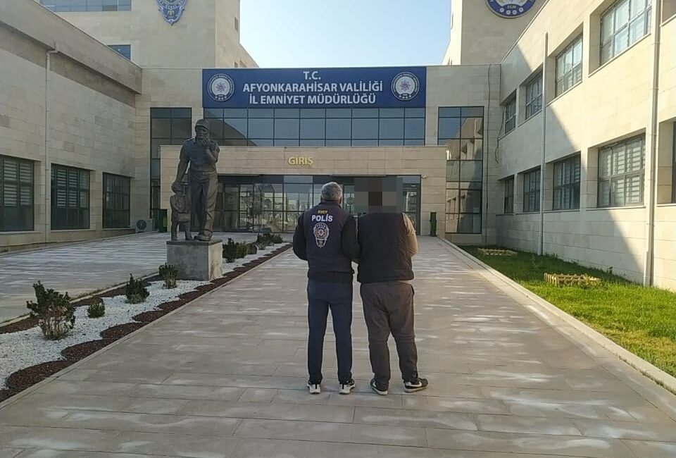 Afyonkarahisar İl Emniyet Müdürlüğü ekipleri, aranan şahısların yakalanmasına yönelik yürüttüğü