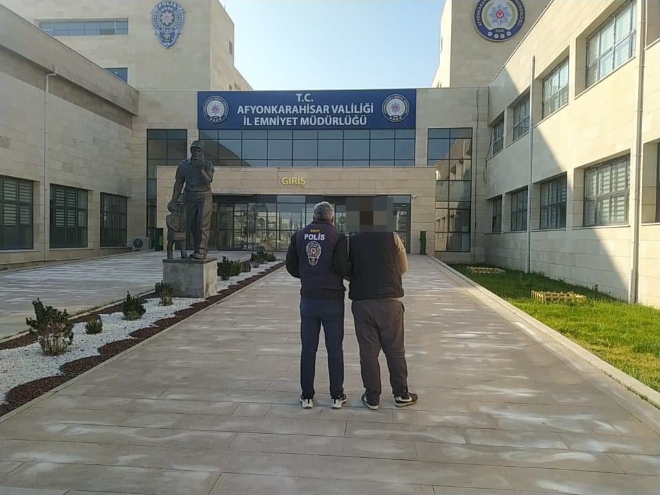 Afyonkarahisar İl Emniyet Müdürlüğü ekipleri, aranan şahısların yakalanmasına yönelik yürüttüğü