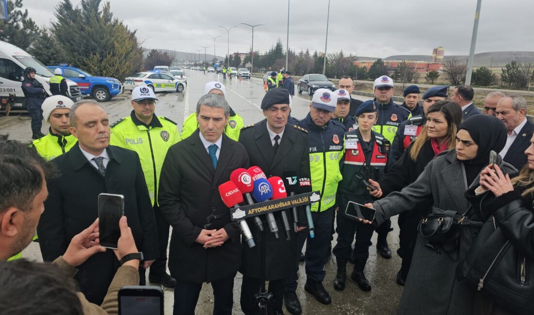 Afyonkarahisar Valisi Naci Aktaş, bayram tedbirleri kapsamında Ankara yolu üzerindeki