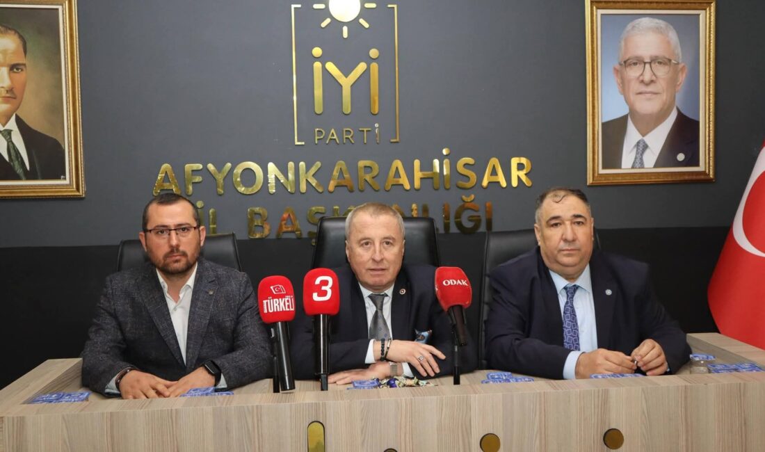 İYİ Parti Afyonkarahisar İl Başkanlığı tarafından düzenlenen bayramlaşma programı, yoğun