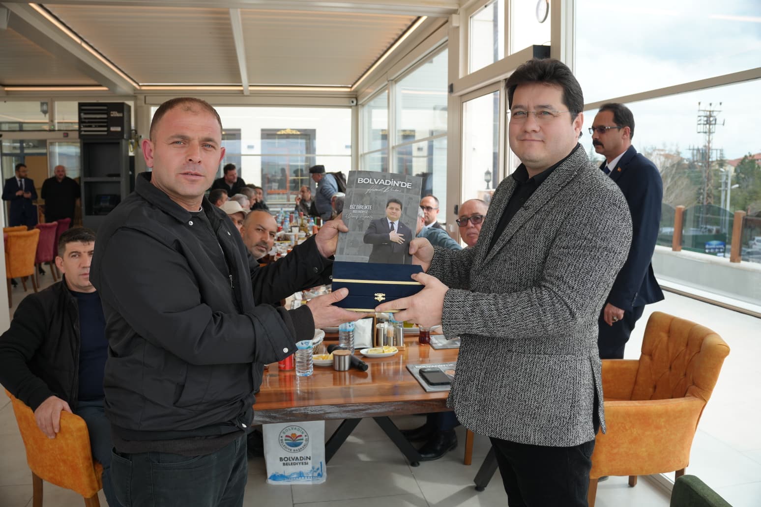 Bolvadin Belediye Başkanı Derviş Aynacı, mahalle muhtarlarıyla istişare toplantısında buluşarak