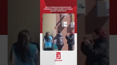 Bir vatandaşa yardım amaçlı ”Ramazan kolisi” verilirken görevlilerin fotoğraf çekmesi