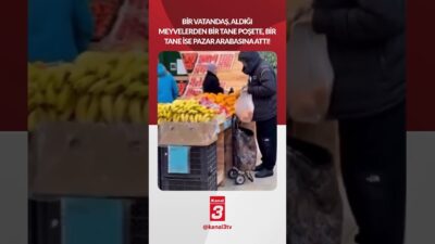 Bir vatandaş, aldığı meyvelerden bir tane poşete, bir tane ise