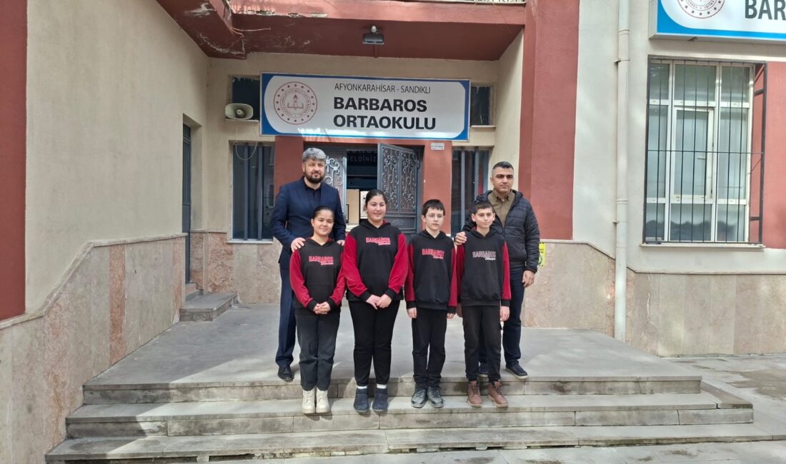 Afyonkarahisar'da bir öğretmen ve öğrencileri, topladıkları 150 bin lirayla 3