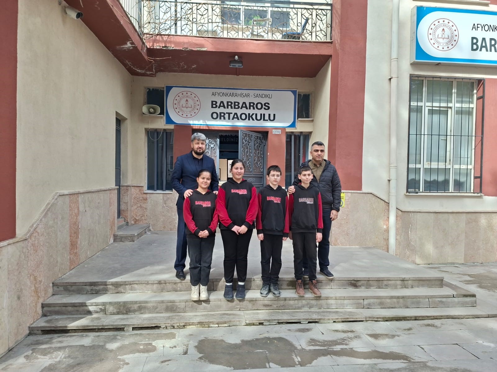 Afyonkarahisar'da bir öğretmen ve öğrencileri, topladıkları 150 bin lirayla 3