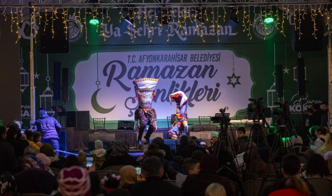 Afyonkarahisar Belediyesi tarafından düzenlenen Ramazan Şenlikleri, Zafer Meydanı’nda yoğun katılımla
