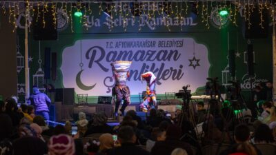 Afyonkarahisar Belediyesi tarafından düzenlenen Ramazan Şenlikleri, Zafer Meydanı’nda yoğun katılımla