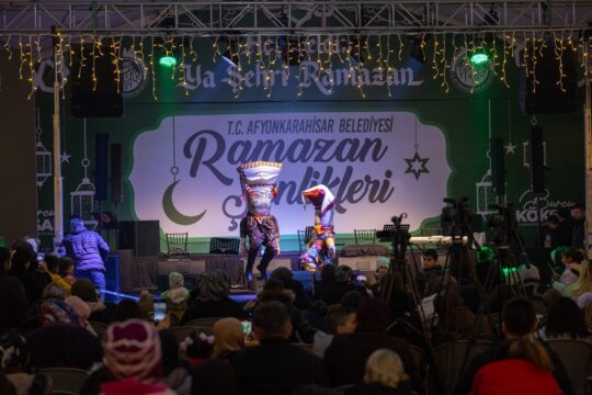 Afyonkarahisar Belediyesi tarafından düzenlenen Ramazan Şenlikleri, Zafer Meydanı’nda yoğun katılımla