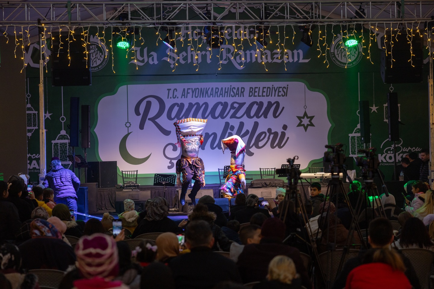 Afyonkarahisar Belediyesi tarafından düzenlenen Ramazan Şenlikleri, Zafer Meydanı’nda yoğun katılımla
