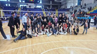 Afyon Belediye Yüntaş Kadın Voleybol Takımı, sahasında Alfemo Zeren Spor