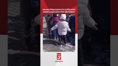 Okulda öğrencilerin söylediği ilahiye dansıyla eşlik eden minik bir öğrenci