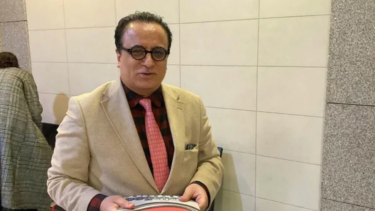 Aslen Elazığlı olan Erol Köse, Türk tıp doktoru, prodüktör ve