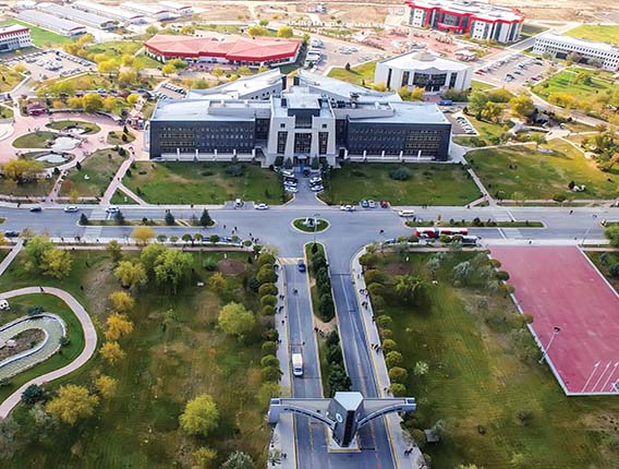 Afyon Kocatepe Üniversitesi yönetimi, üniversiteden mezun olup kurum bünyesinde görev