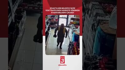 Sivas’ta bir belediye işçisi yeni temizlenen markete girerken ayakkabılarını çıkardı.