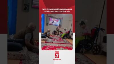Engelli çocukları için dışarıdan kar getirip evde oynayan güzel aile