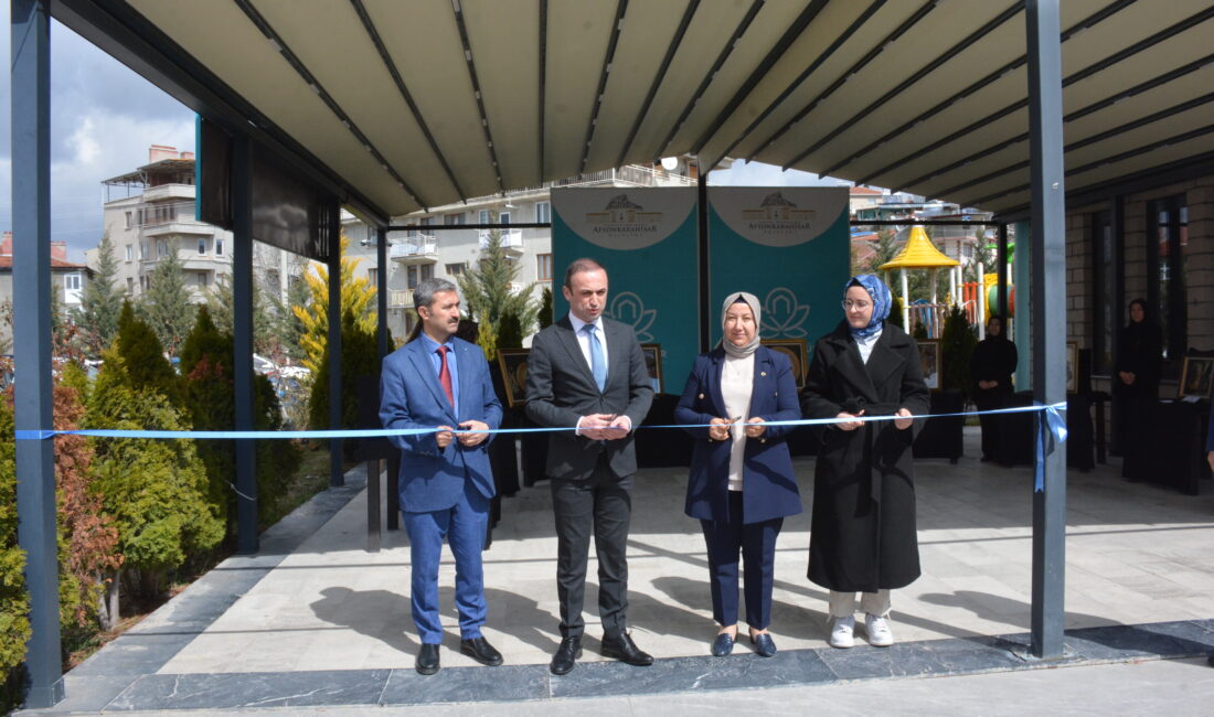 İscehisar Kaymakamı Enis Akdağoğlu ve Belediye Başkanı Seyhan Kılıçarslan, el