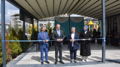 İscehisar Kaymakamı Enis Akdağoğlu ve Belediye Başkanı Seyhan Kılıçarslan, el