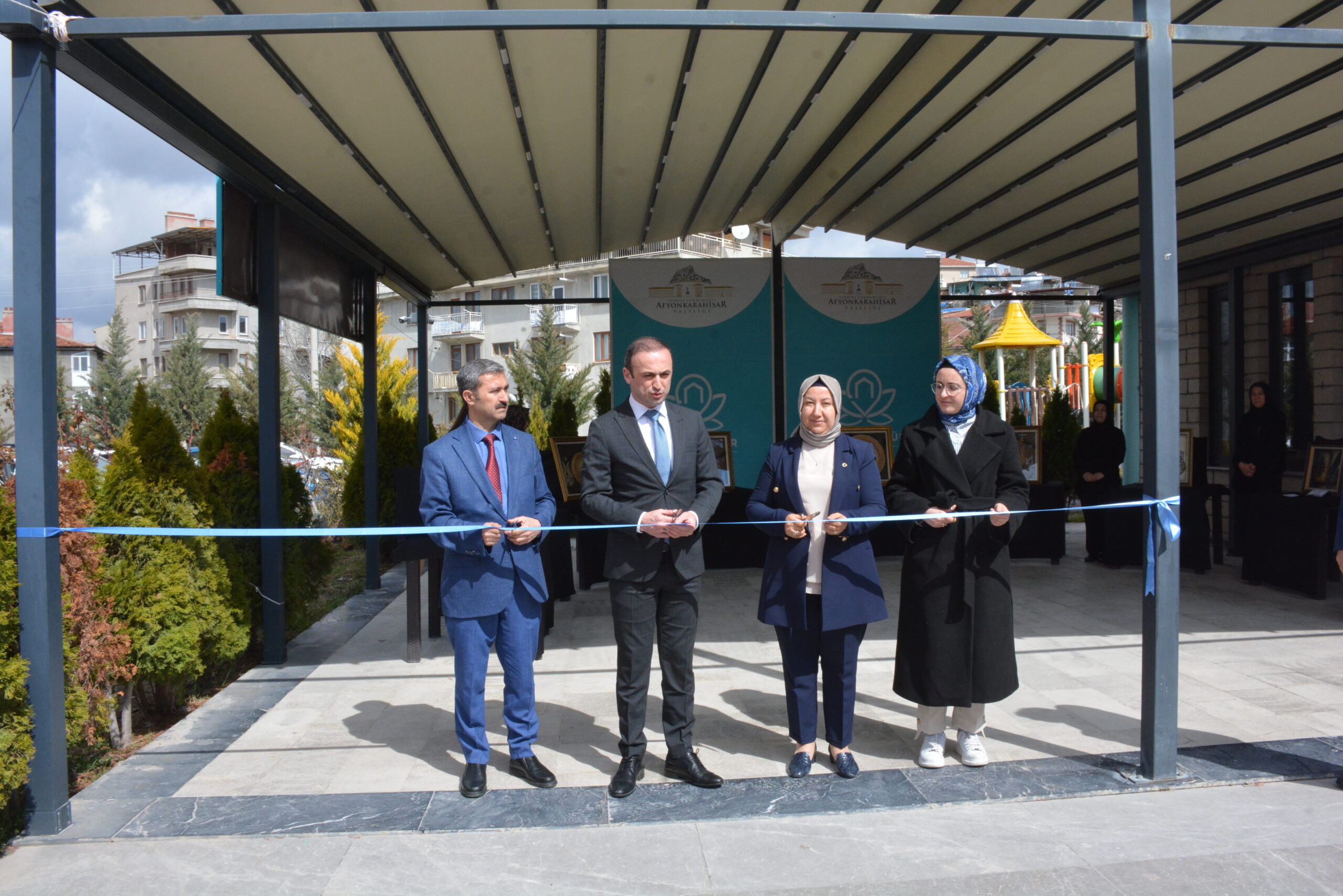 İscehisar Kaymakamı Enis Akdağoğlu ve Belediye Başkanı Seyhan Kılıçarslan, el