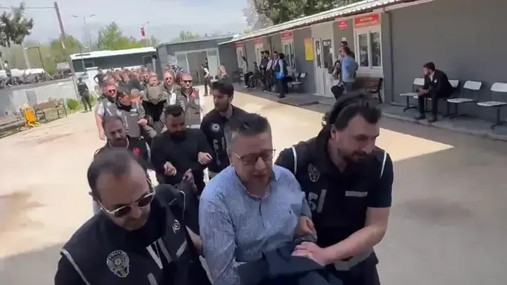 Şanlıurfa’nın Halfeti ilçesinde, belediyenin önceki yönetim dönemine ilişkin yolsuzluk suçlamasıyla