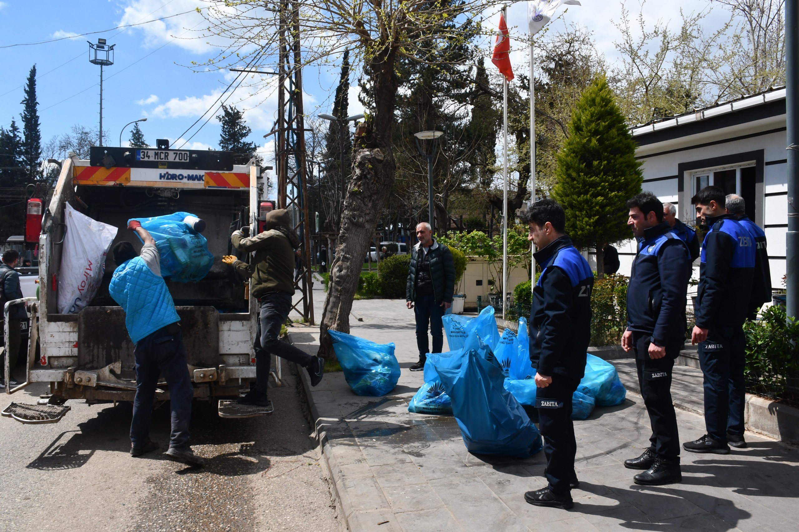 Şanlıurfa'nın Siverek ilçesinde zabıta ekiplerinin denetimlerinde tarihi geçmiş yaklaşık 5