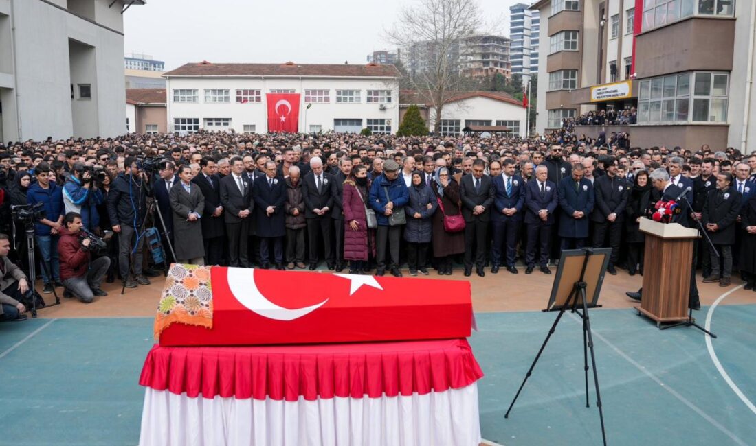 İstanbul Çekmeköy'de bir lisede biyoloji öğretmeni Fatma Nur Çelik'i bıçaklayarak