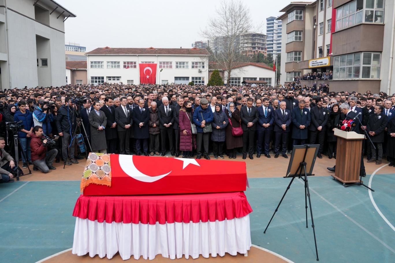 İstanbul Çekmeköy'de bir lisede biyoloji öğretmeni Fatma Nur Çelik'i bıçaklayarak