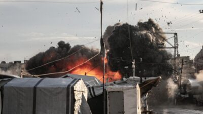 İsrail'in ateşkes anlaşmasına rağmen Gazze Şeridi'ne düzenlediği bombardımanda bir Filistinli