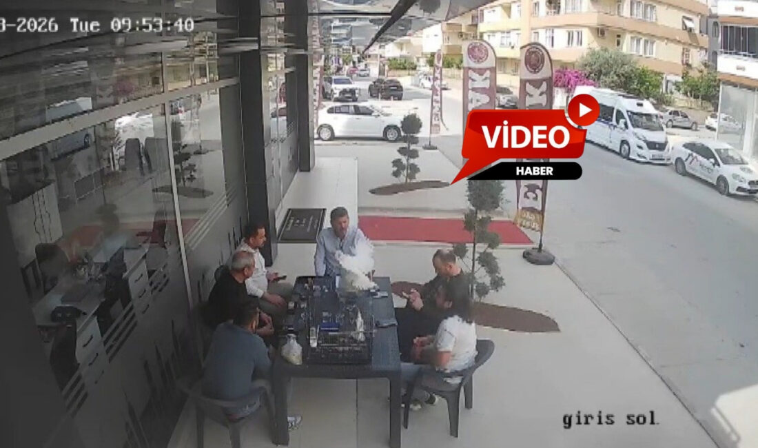 Mersin'in Tarsus ilçesinde bir emlakçı dükkanı önünde oturan vatandaşlar, karşı