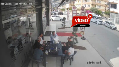 Mersin'in Tarsus ilçesinde bir emlakçı dükkanı önünde oturan vatandaşlar, karşı