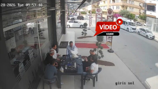 Mersin'in Tarsus ilçesinde bir emlakçı dükkanı önünde oturan vatandaşlar, karşı