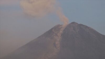 Endonezya'nın Java Adası'nın doğusunda bulunan Semeru Yanardağı 4 kez patlarken,